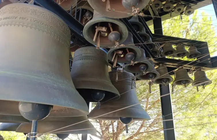 Sinos de vários tamanhos que, tocados em conjunto, dão vida ao instrumento carrilhão